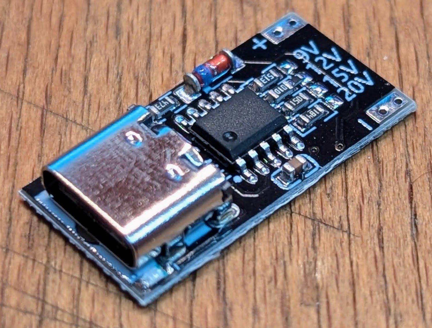 HW-398 front view showing USB-C connector and pads